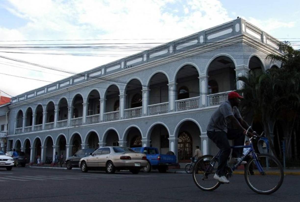 El Palacio Municipal antes que fuera pintado de color azul hace más de cuatro años.
