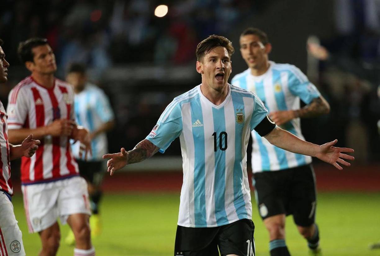 Messi ha enfrentado a Paraguay en 13 partidos oficiales con un saldo de 6 triunfos, 5 empates, 2 derrotas, repartió 5 asistencias y le convirtió 5 goles con un detalle no menor: todos fueron de pelota parada (4 de penal y uno de tiro libre).