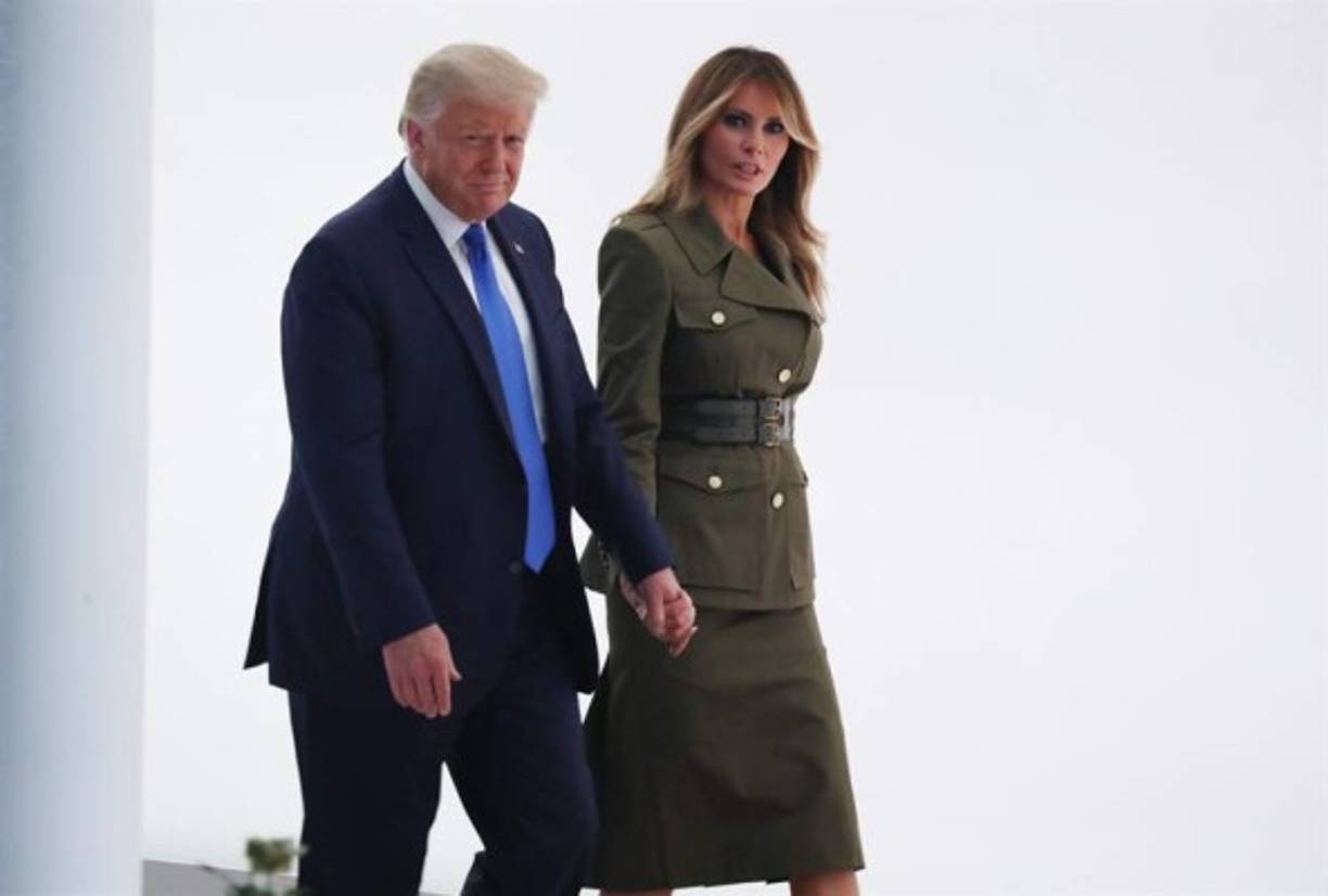 Las cámaras han captado en varias ocasiones cómo Melania parecía rechazar el intento de su esposo de darle la mano, lo que ha desatado todo tipo de especulaciones, pero el mandatario se deshace en halagos siempre que tiene la ocasión hacia su esposa, a la que describe como una 'madre impresionante, una mujer increíble'
