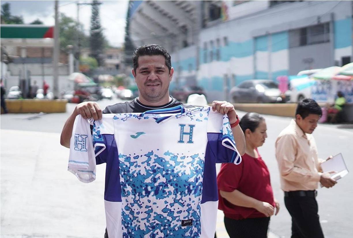 Los aficionados catrachos lucen sus mejores galas para apoyar la Bicolor en el duelo ante Cuba por la jornada 4 de la Nations League de la Concacaf.