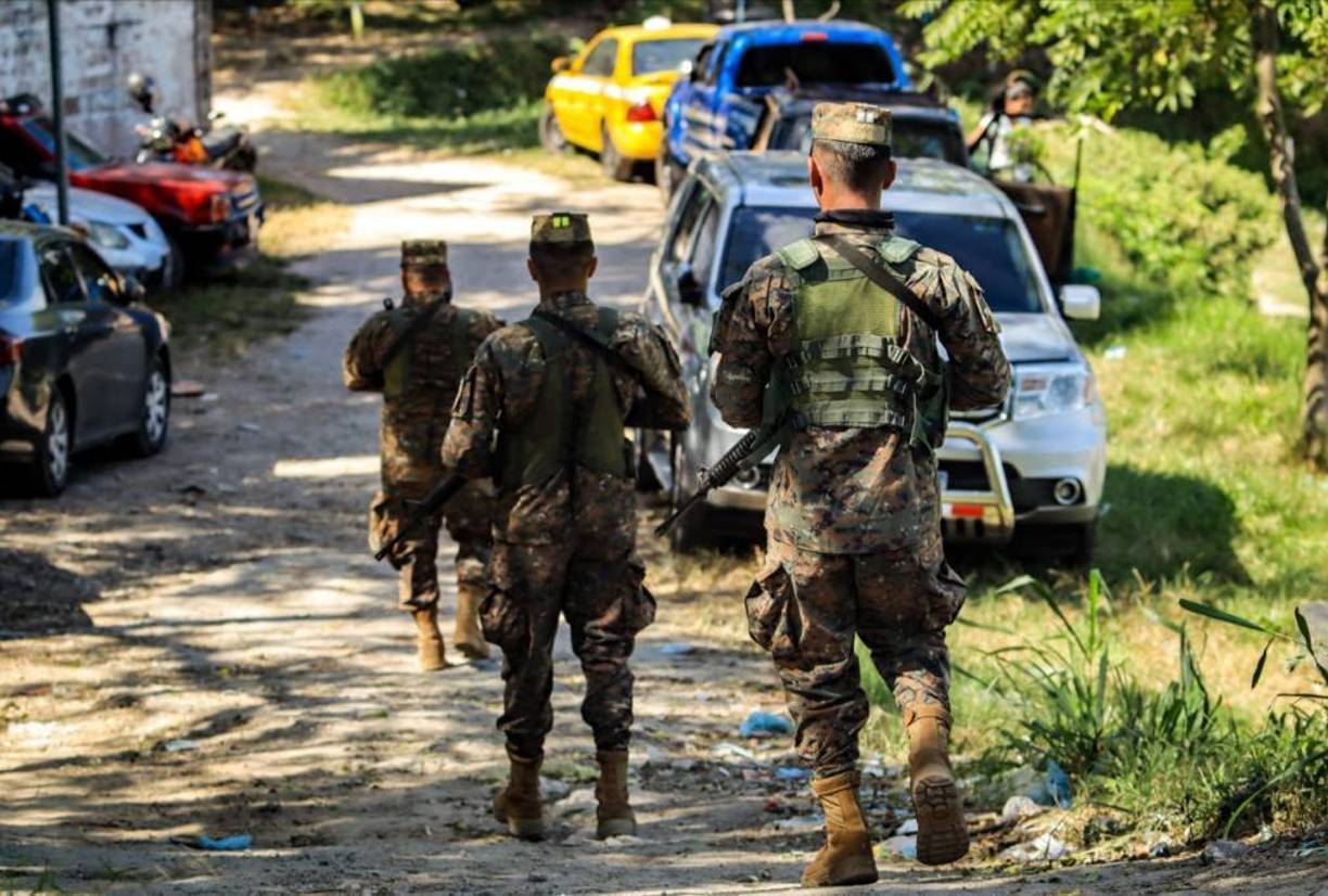 Pero todo comenzó a cambiar el 3 de diciembre, cuando Bukele ordenó que miles de soldados y policías rodearan el municipio de Soyapango, donde se encuentra este vecindario.