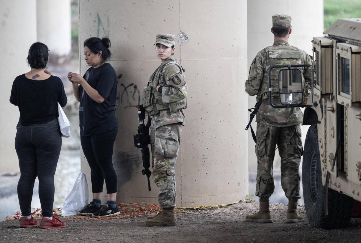 Militares de Texas bloquean el paso a cientos de migrantes en el Río Bravo