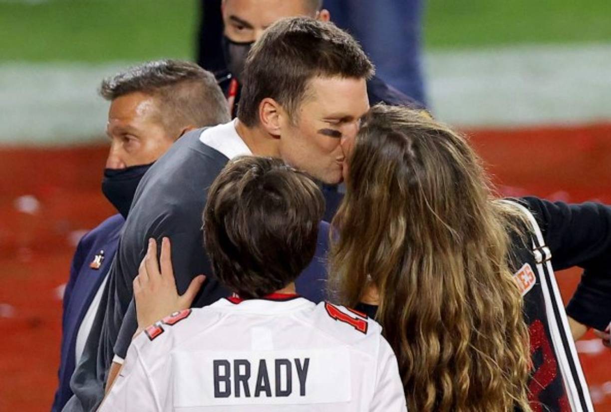 La modelo brasileña Gisele Bündchen en el momento que le dio tremendo beso a su esposo Tom Brady.