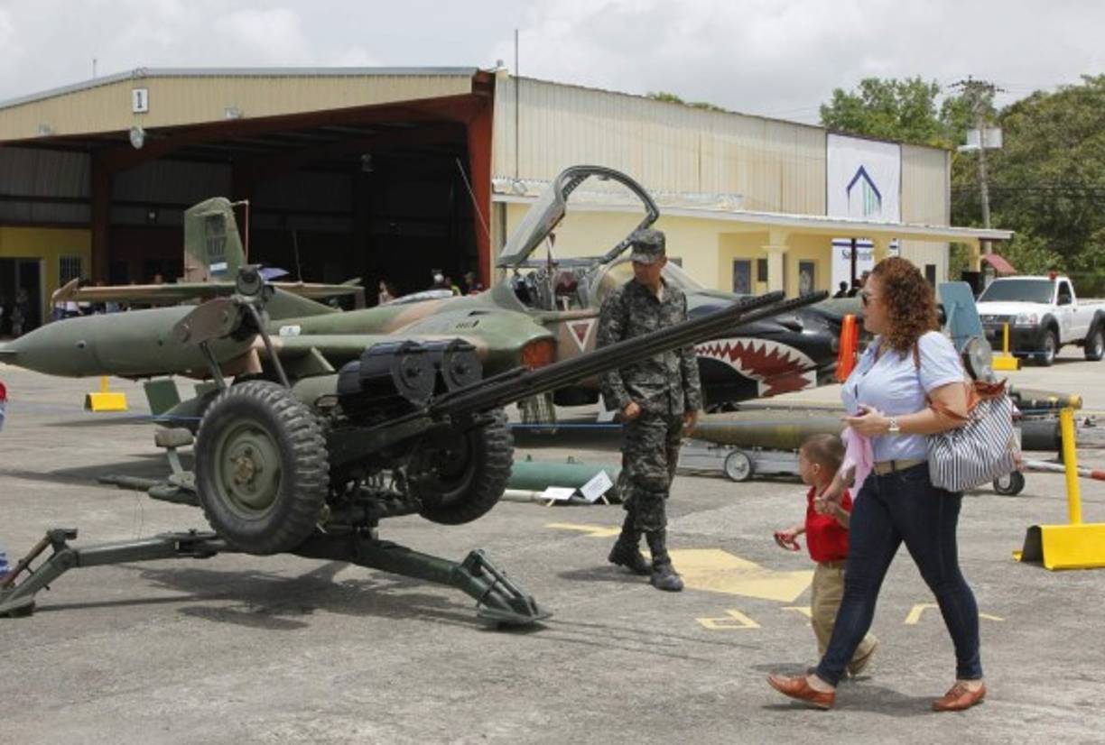 La exposición de armamento ha llamado la atención de los sampedranos.