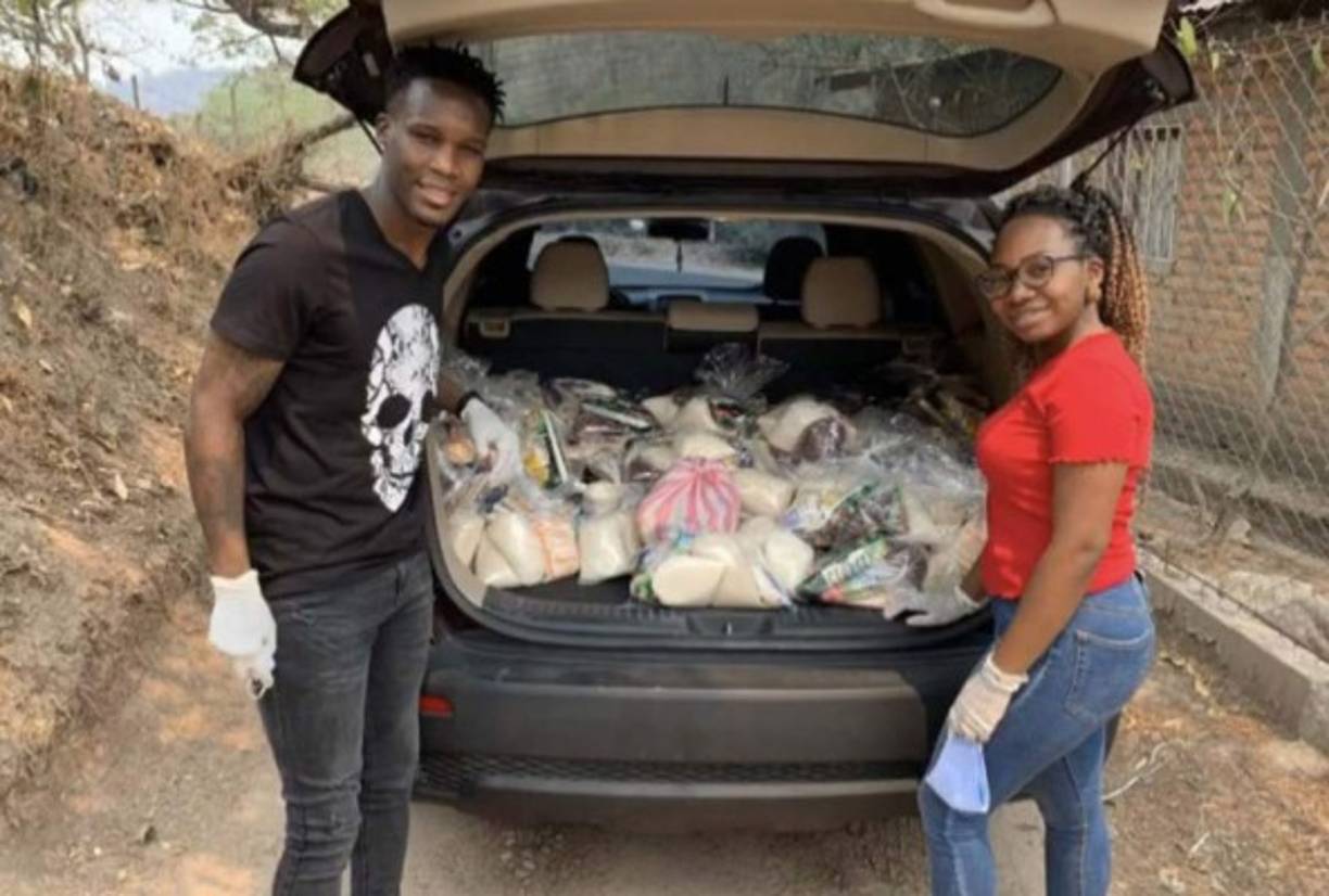 Dejando a un lado el escándalo de la violencia doméstica y la provocación a olimpistas, Rubilio Castillo junto a su esposa se encargaron de llevar alimentos a personas que más están sufriendo en la cuarentena provocada por la pandemia del coronavirus.