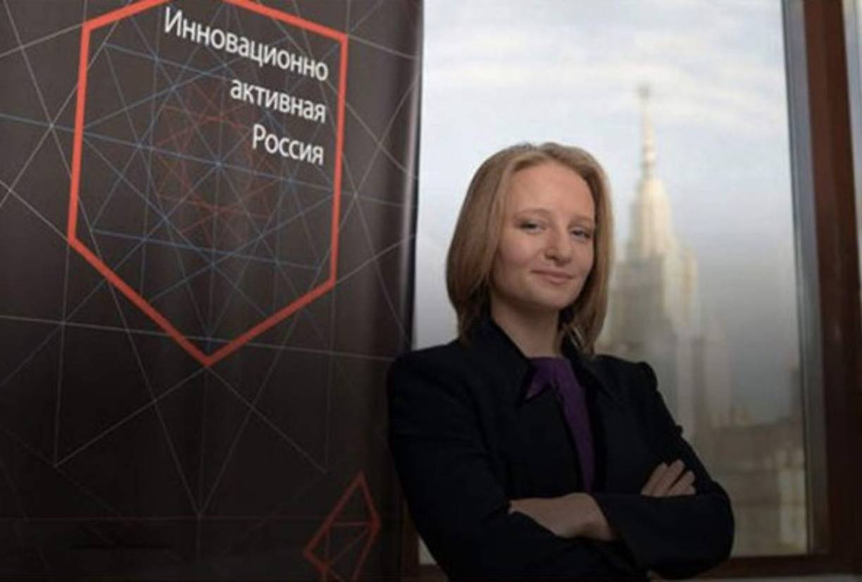 Tikhonova, que usa un apellido heredado de su abuela, dirige proyectos financiados con fondos públicos en la Universidad Estatal de Moscú y se desempeña como vicepresidente de expansión y comercialización del WRRC.