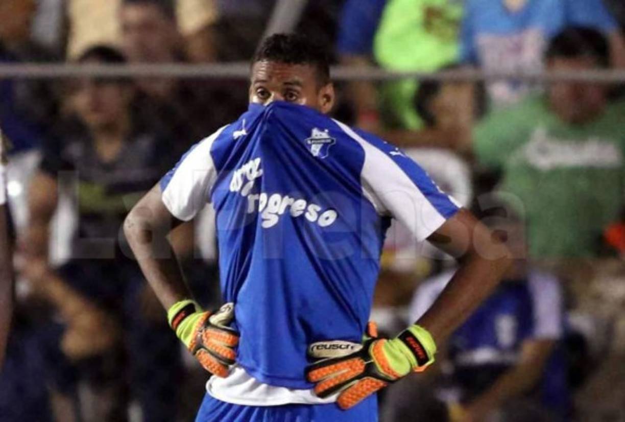 Sandro Cárcamo: Sorpresa, el portero es nuevo legionario hondureño ya que ha sido fichado por el Sacachispas de la segunda de Guatemala.