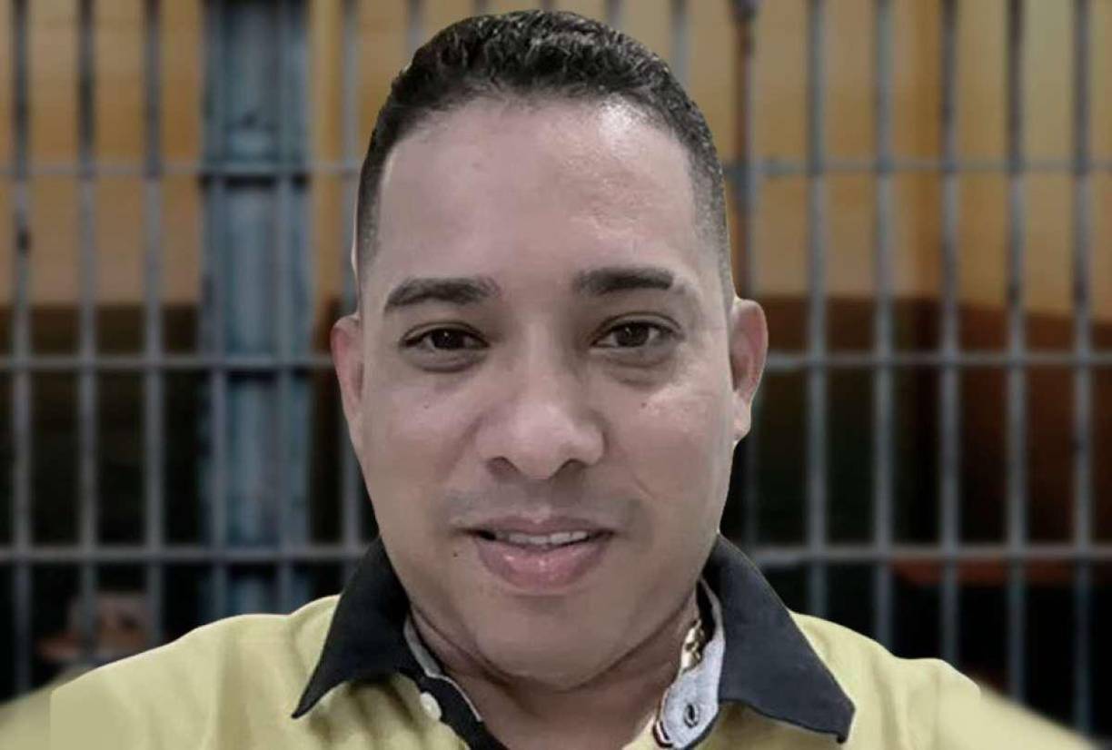 Roldán era considerado un prófugo de la justicia después de que se deshizo del grillo electrónico que tenía ajustado al tobillo cuando fue puesto en libertad. El líder pandillero luego cruzó la frontera con Colombia tras sostener heridas de bala en marzo en un ataque por miembros de la pandilla rival Los Lobos.