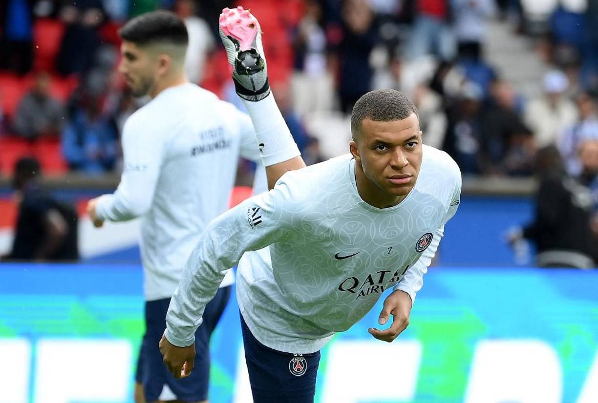 PSG le ha prometido a Mbappé rrodearlo de estrellas para ganar los títulos, pero que no lo puedan tapar. De esta manera será el referente principal del club.