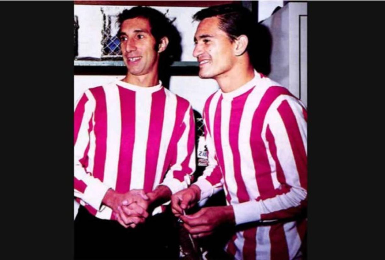 Carlos Bilardo (izquierda) en su etapa como futbolista en el Estudiantes de La Plata.