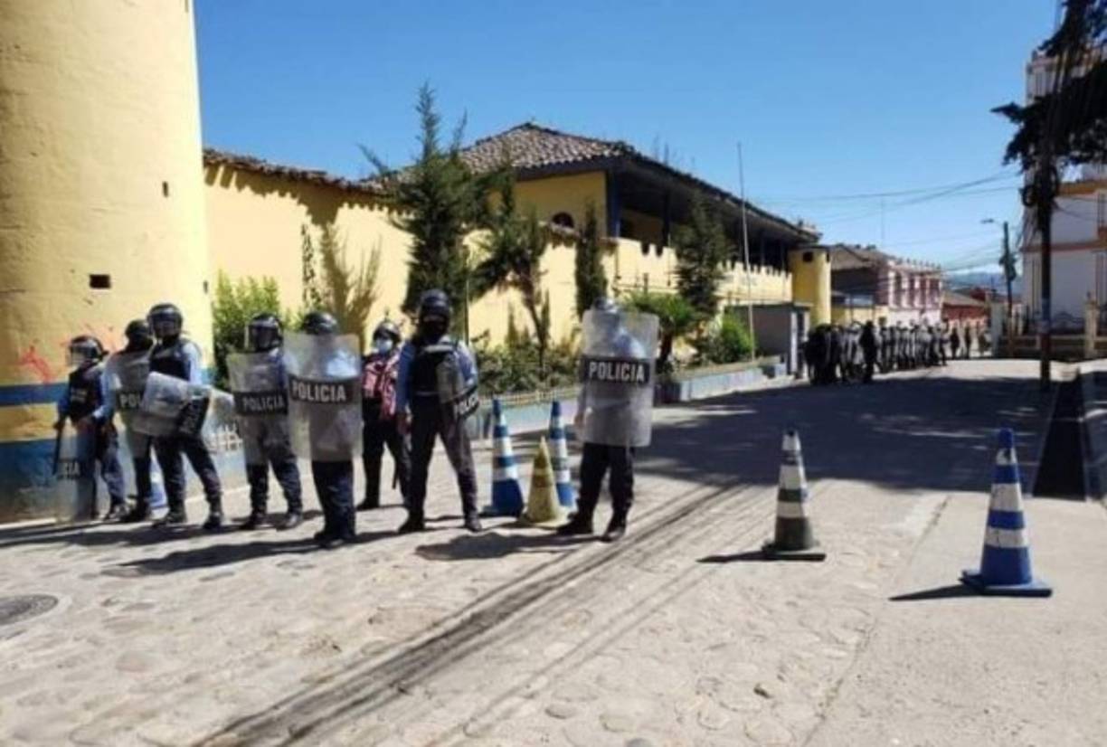 Keyla Patricia, según versión de los policías, se suicidó dentro de la celda a la que fue confinada luego de ser detenida junto a un médico por supuestamente protagonizar escándalo en la vía pública, andar en estado de ebriedad junto a un médico y violentado el toque de queda ya que fue requerida a las 11:45 de la noche del 6 de febrero.