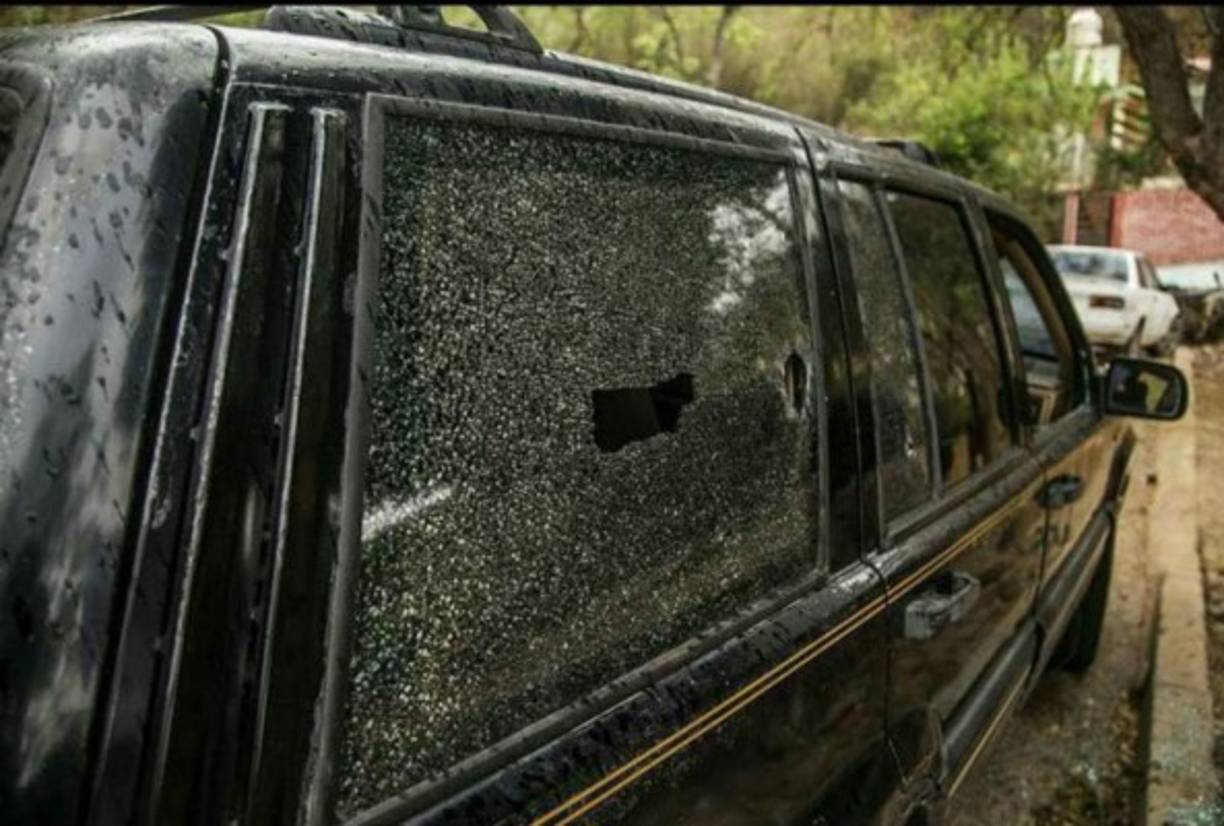 A 11 días del ataque, los vestigios de la refriega aún continúan intactos: la casa quemada, tres carros baleados y cartuchos percutidos regados por la plaza principal. Los vecinos aseguran que al momento de los balazos, se arrojaron al piso y, arrastrándose entre los cuartos, tomaron sus cosas y salieron huyendo del sitio dejando sus pertenencias. Foto Proceso.