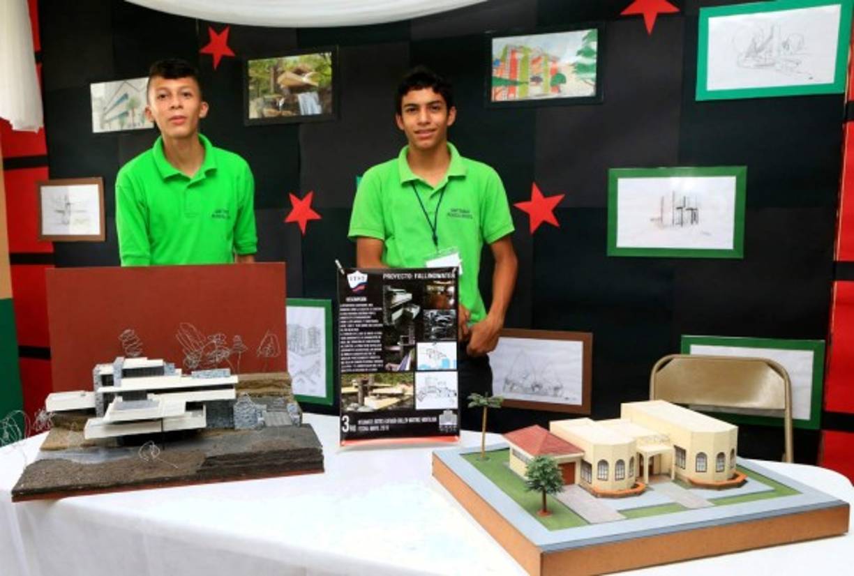 Los chicos de décimo grado expusieron el tema tendencias arquitectónicas. En la imagen muestran la residencia Kaufmann del arquitecto Frank Lloyd Wrigth.