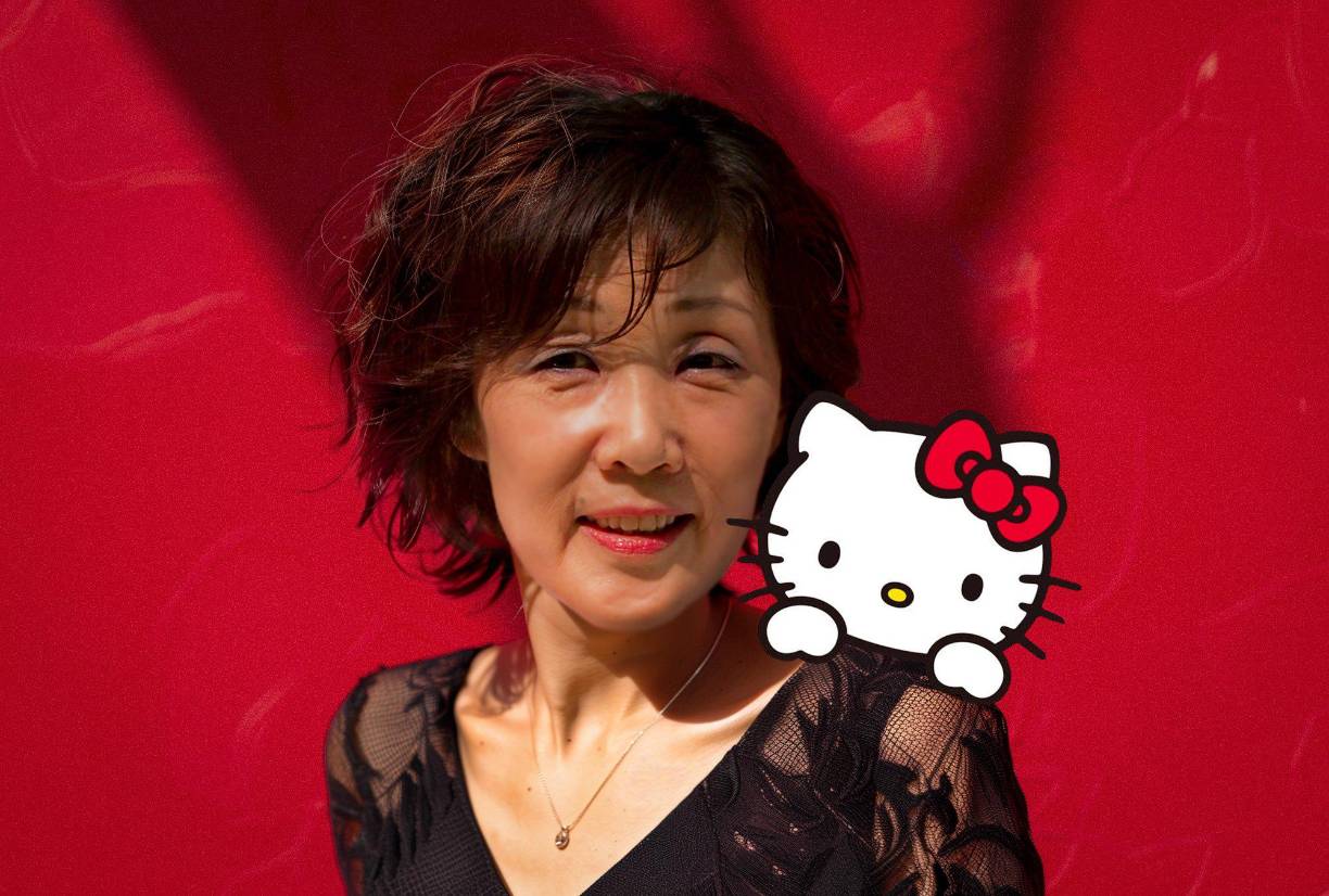 Hello Kitty salió al mercado japonés un 1 de noviembre del año 1974, desde entonces se convirtió en una figura célebre en todo el mundo. Aunque su imagen ha sido tan famosa como polémica, ya que hay quienes han hecho señalamientos de que es una figura “satánica”, ya que no posee boca a la vista.