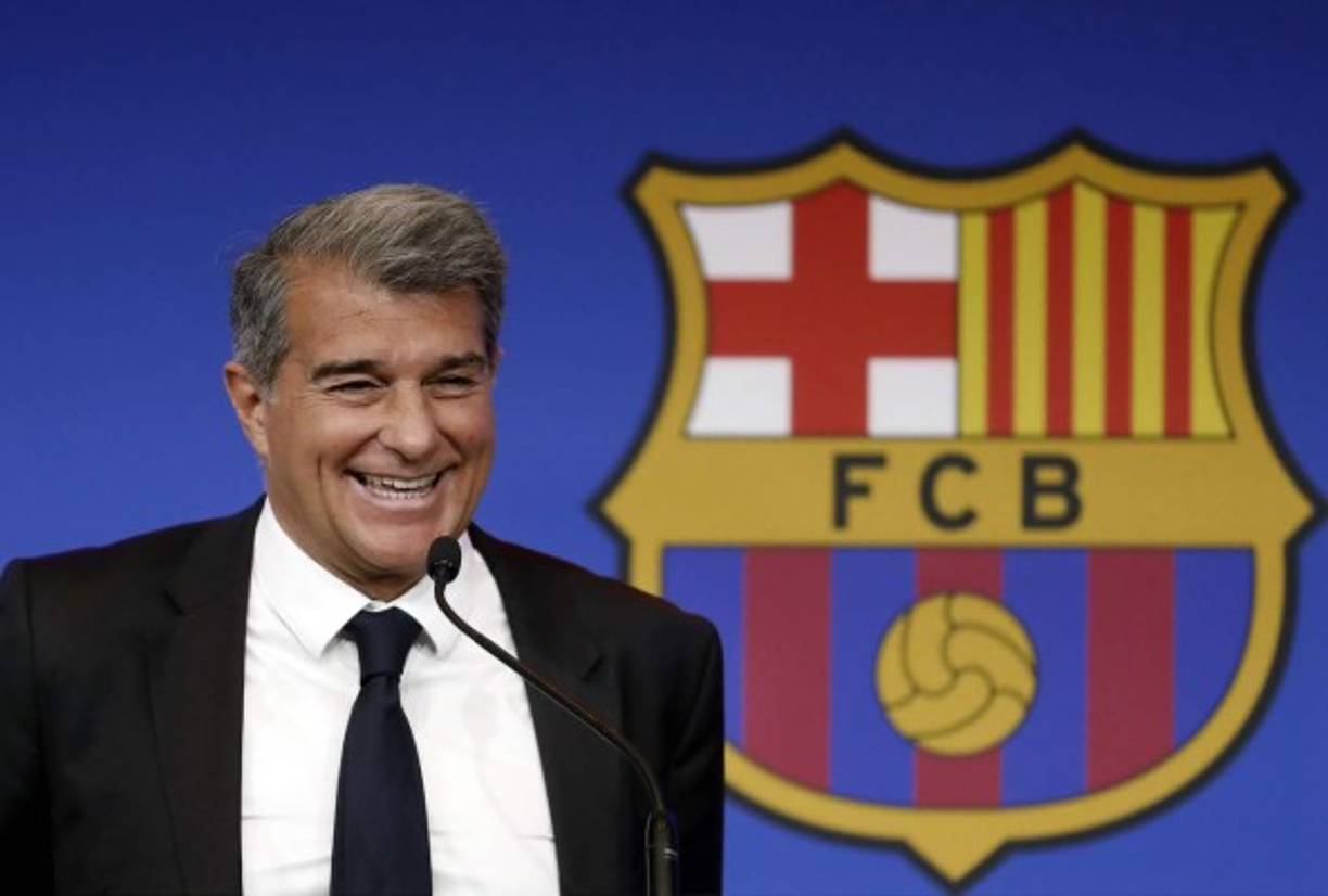 Joan Laporta, presidente del FC Barcelona, lleva tiempo anunciando que la situación económica del club no es buena, así como que la renovación de Messi supondría hacer malabares para cumplir con el tope salarial marcado por la Liga Española.