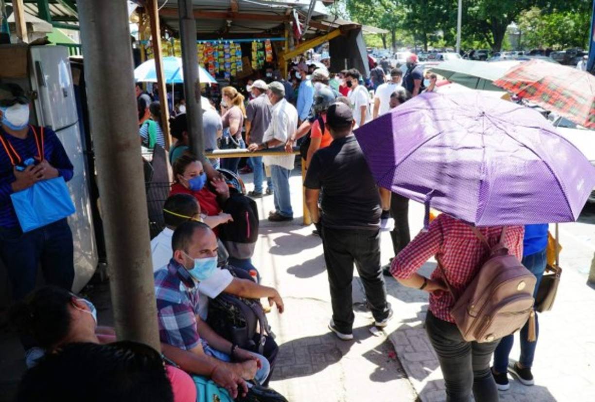 “Vengo a reclamar una incapacidad y no hay una adecuada atención. Cumplí 14 días y me dijeron que viniera a reclamar la hoja de la incapacidad, pero hay mucha fila, se llegan las 3:00 pm y ya no lo pueden atender”, lamentó Luis Murillo, quien viajó desde Santa Rita, Yoro.