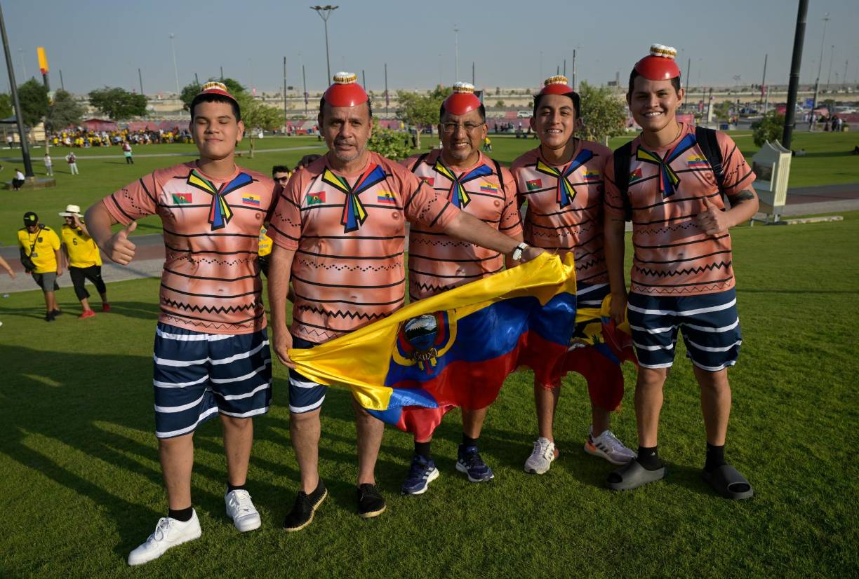 Aficionados de Ecuador llegando al Estadio Al-Bayt en Al Khor, al norte de Doha antes del partido inaugural del torneo de fútbol de la Copa Mundial Qatar 2022 entre Qatar y Ecuador.