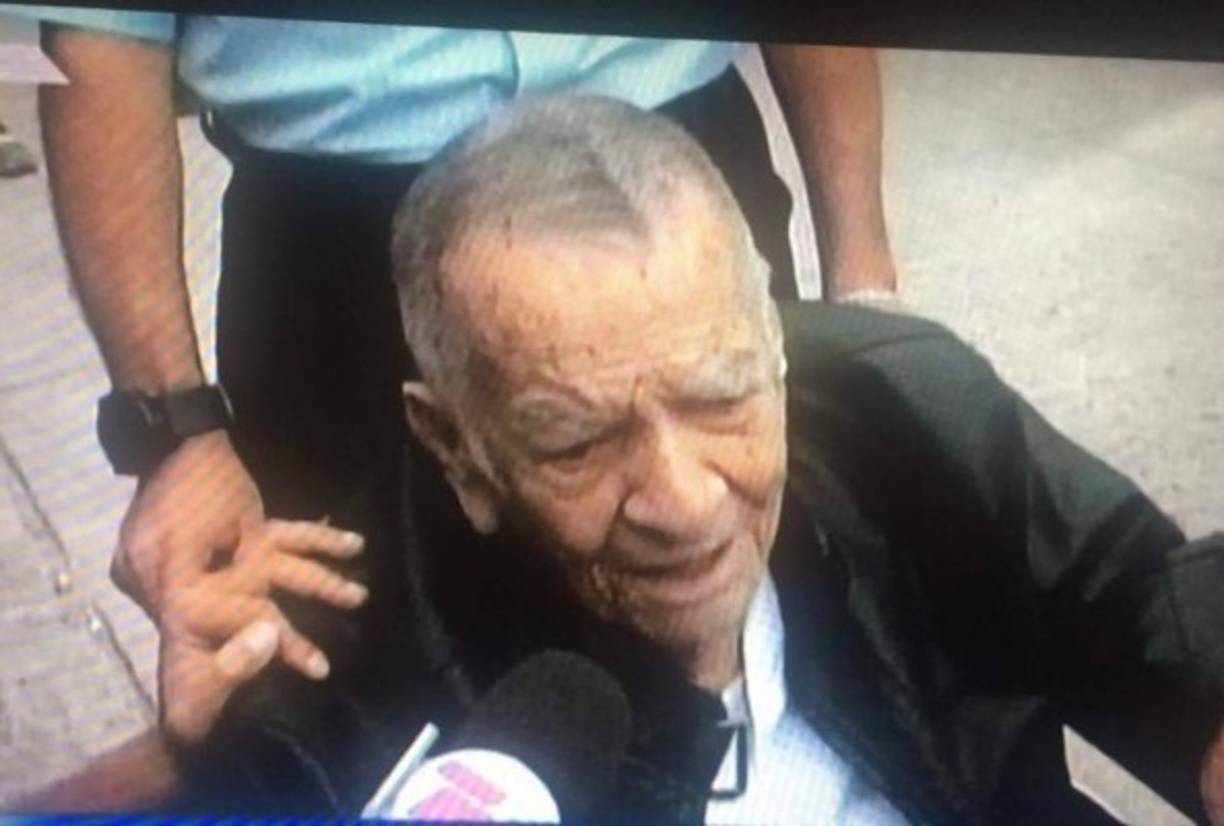 El expresidente de Honduras Roberto Suazo Córdova acudió al centro de votación en silla de ruedas.