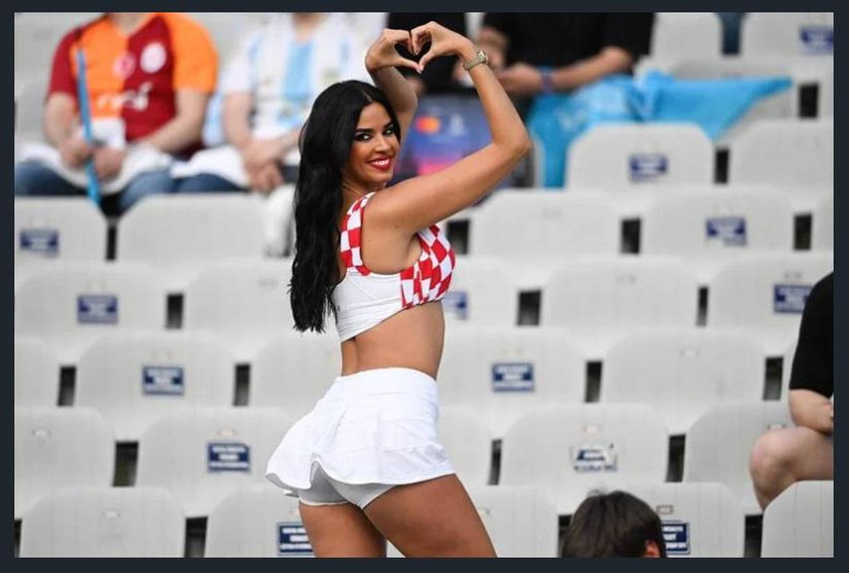 Su forma de vestir capta totalmente la atención.