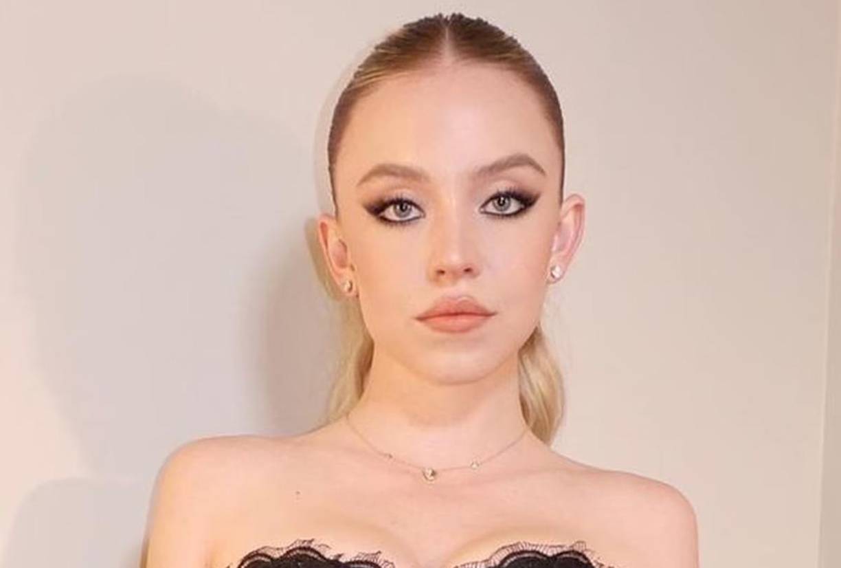 En la historia reciente, Sydney tuvo un percance con una productora llamada Carol Baum - Volando a casa (1996), Un destello en la oscuridad (1992) e Inseparables (1988) - quien dijo que Sweeney “no es guapa”, “no sabe actuar”, y que cualquiera menos ella porque es “infumable”.