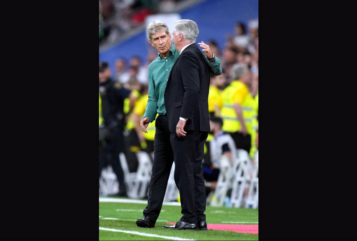 El saludo de Carlo Ancelotti y Manuel Pellegrini previo al partido.
