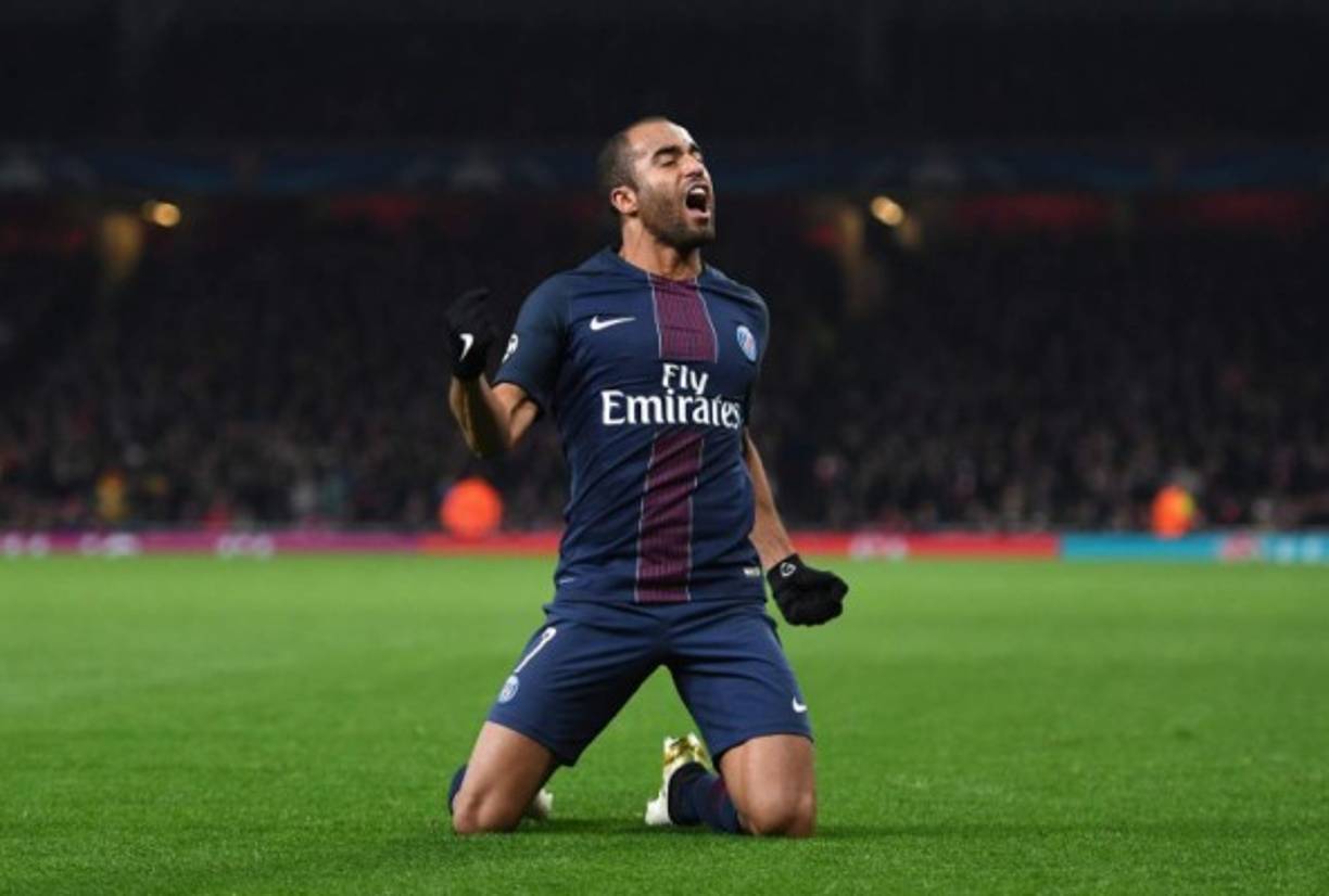 Lucas Moura: El delantero del PSG parece estar en la órbita del Manchester United. De acuerdo con 'SportWitness', el entrenador de los 'Red Devils' podría ofrecer al brasileño un importe satisfactorio para llevarle a Old Trafford este verano.