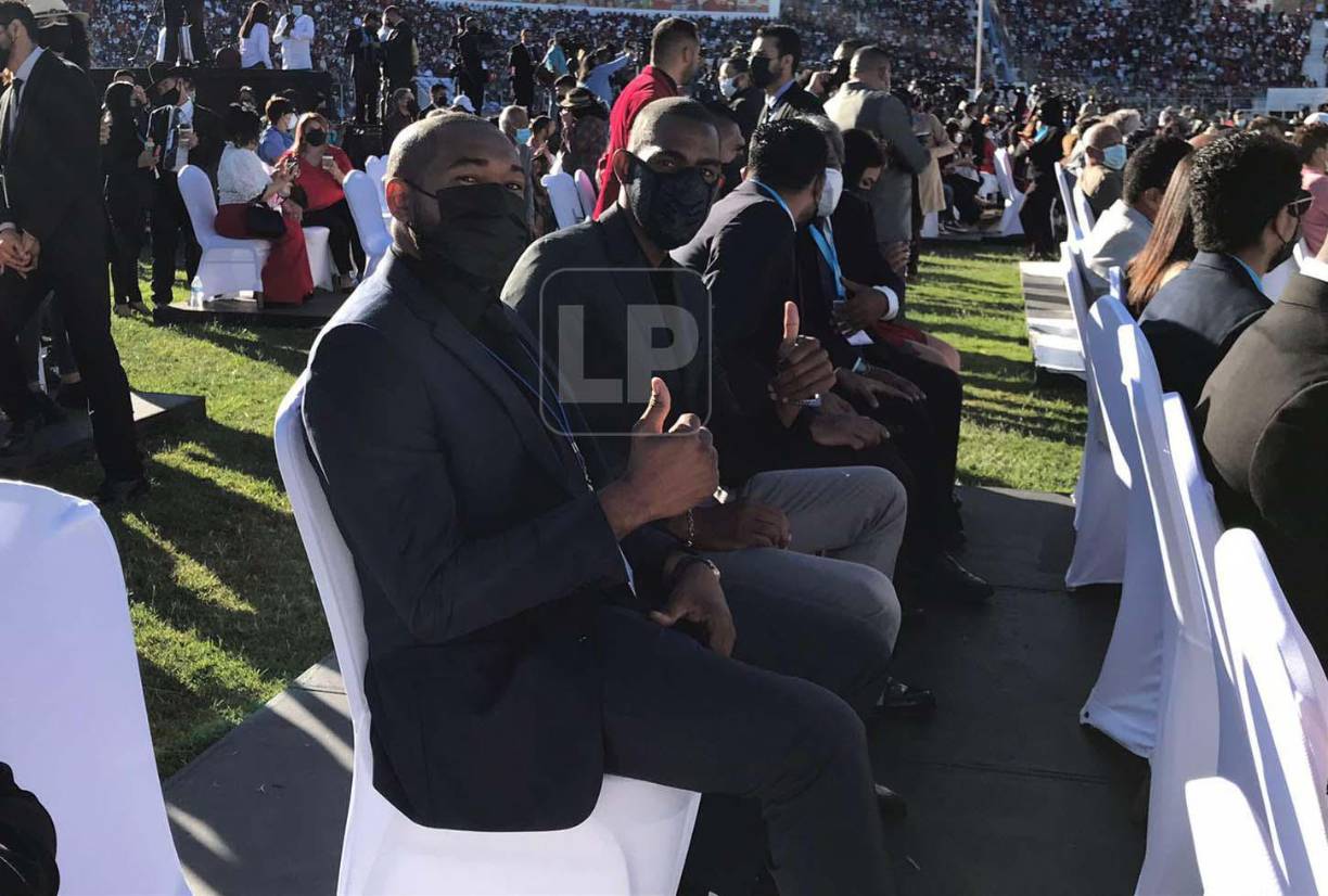 El goleador Jerry Bengtson del Olimpia decidió dejar a un lado las prácticas del cuadro albo y llegó a la toma de posesión de Xiomara Castro. El delantero compartió con el exmediocampista Wilson Palacios.