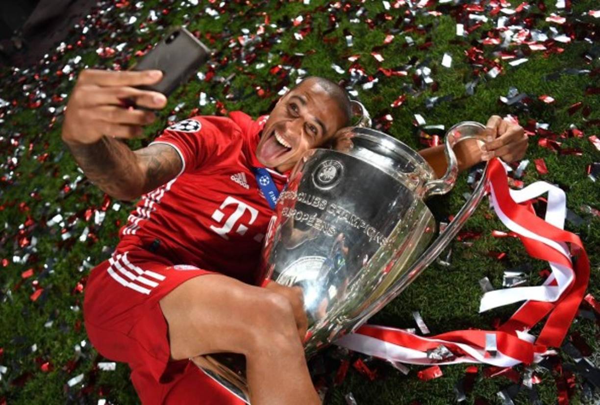 Thiago Alcántara y su selfie de campeón con la Copa. Todo es felicidad.