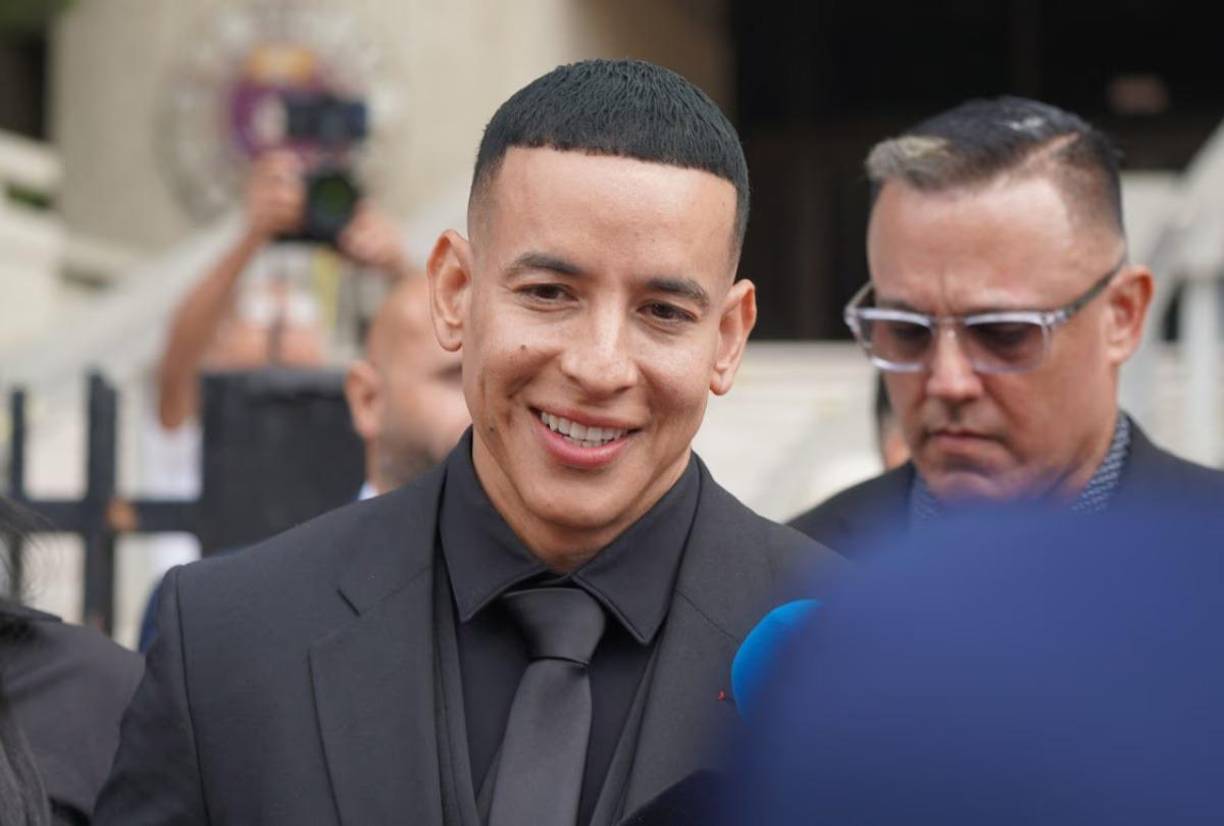 En el clip hace lo que le ha llevado a ser ovacionado y querido en todo el mundo: cantar. Y lo hace también con unos pasos de baile y una gran sonrisa.