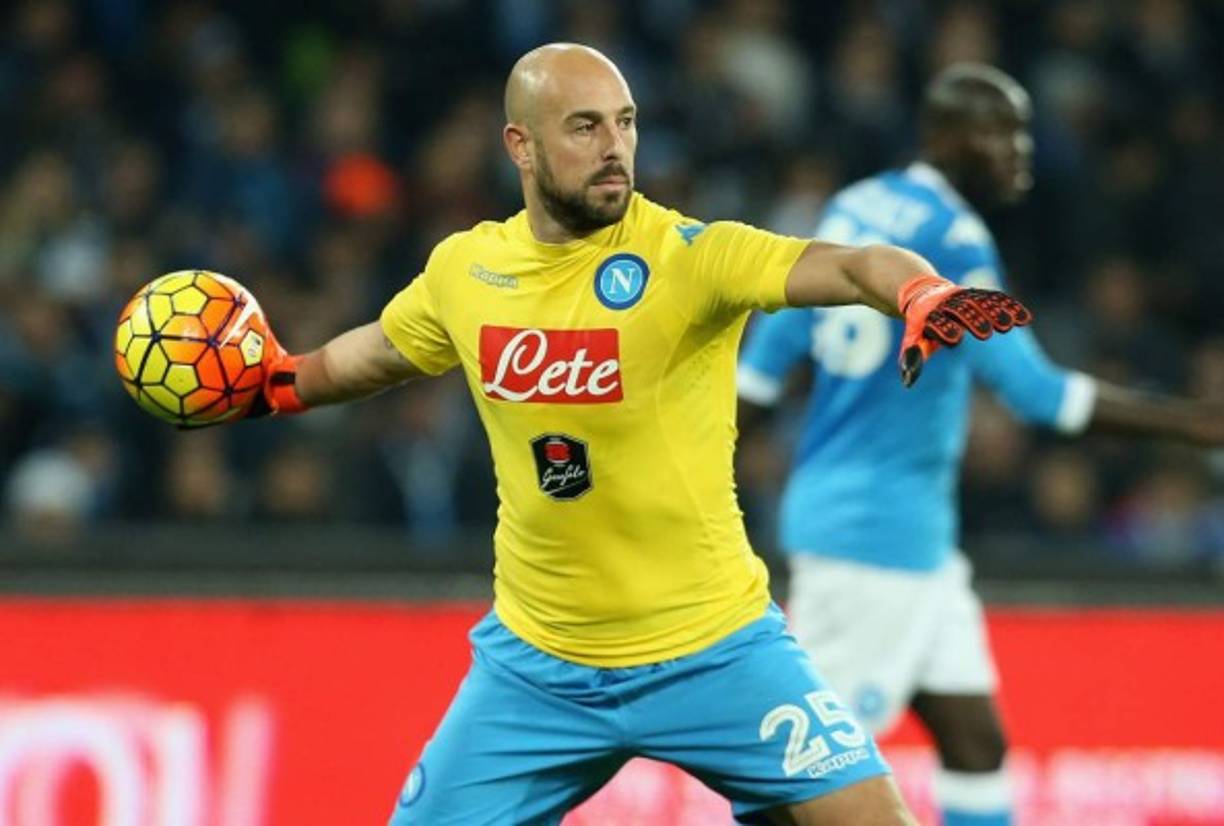 Pepe Reina jugará la próxima temporada en el Napol, tal y como asegura La Gazzetta Dello Sport. El portero español conoce así de primera mano los planes del equipo italiano, tras los rumores sobre una posible salida a final de temporada, o incluso del fichaje de un nuevo portero que provoque la suplencia del jugador. Según se ha podido saber también, Reina, que finaliza contrato el 30 de Junio 2018, no recibirá una oferta de renovación al finalizar su estancia en Nápoles, por lo que será líbre para negociar su fichaje a coste cero por el club que desee a partir del próximo mercado de invierno.