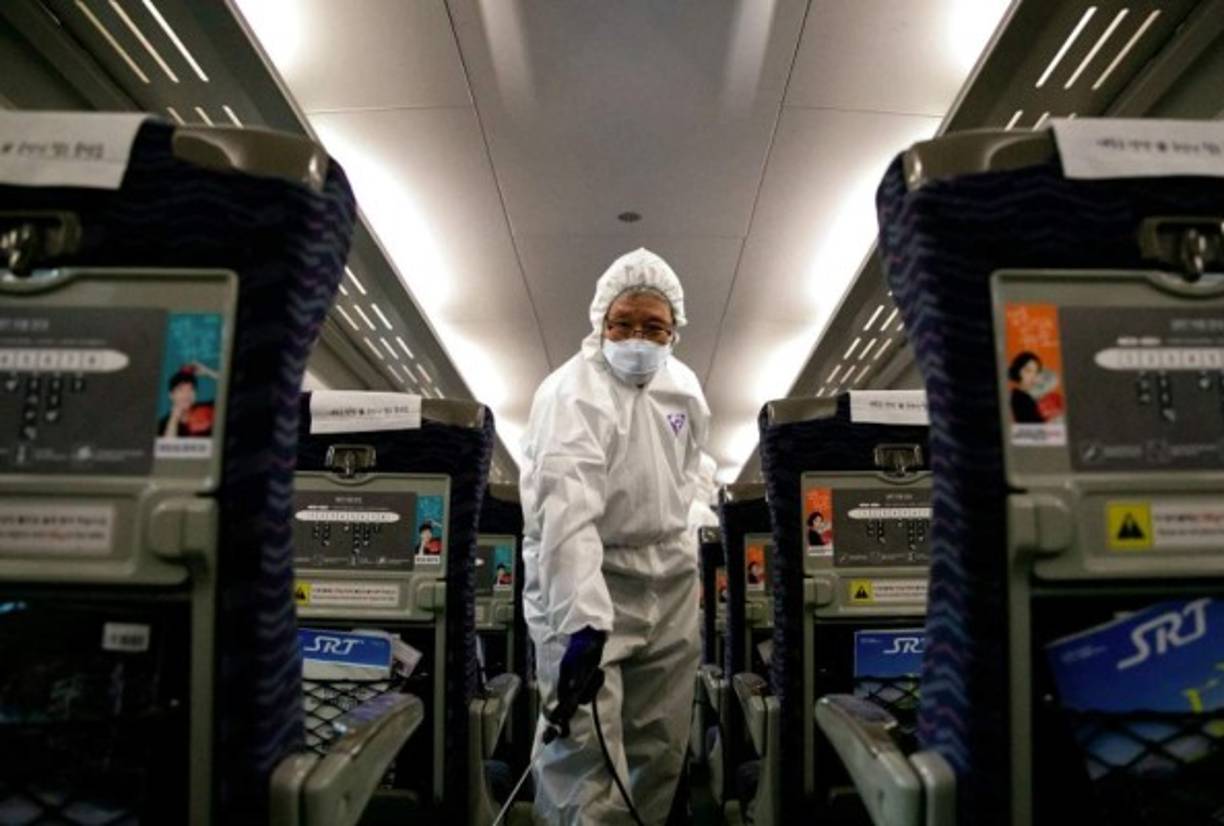 Al menos un centenar más de casos sospechosos del coronavirus se encuentran bajo vigilancia en al menos 26 estados de EEUU.<br/><br/>El aeropuerto de Chicago, al igual que los de Los Ángeles, San Francisco, Atlanta y el John F. Kennedy de Nueva York, está desde la pasada semana en alerta por las autoridades sanitarias, que revisan a los pasajeros que llegan ante el temor a una propagación de este nuevo tipo de coronavirus.