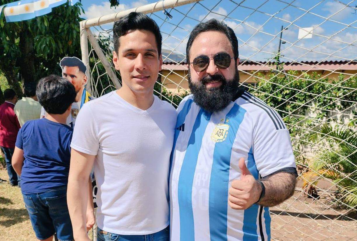 El reporte agrega que al momento de requerirlo “nos percatamos que efectivamente estaba bajo los efectos de bebidas alcohólicas conduciendo un vehículo y se le pidió que se bajara del vehículo, se resistió y nos habló con palabras (soeces) como ser ‘hijos de pu**’, ‘mediocres’, ‘sicarios’, ‘ignorantes’, por lo tanto se procedió a hacer uso de la fuerza necesaria respetando todos los derechos plasmados en la Constitución de la República del uso de la fuerza”.