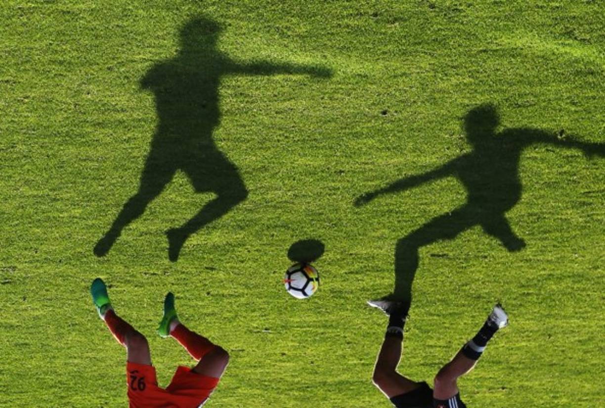 FÚTBOL. Sombras en acción. Una fotografía girada a 180 grados muestra en el campo a los jugadores de los equipos FC Ural vs. PFC CSKA Moscú durante un partido de la Premier League rusa en Ekaterimburgo.