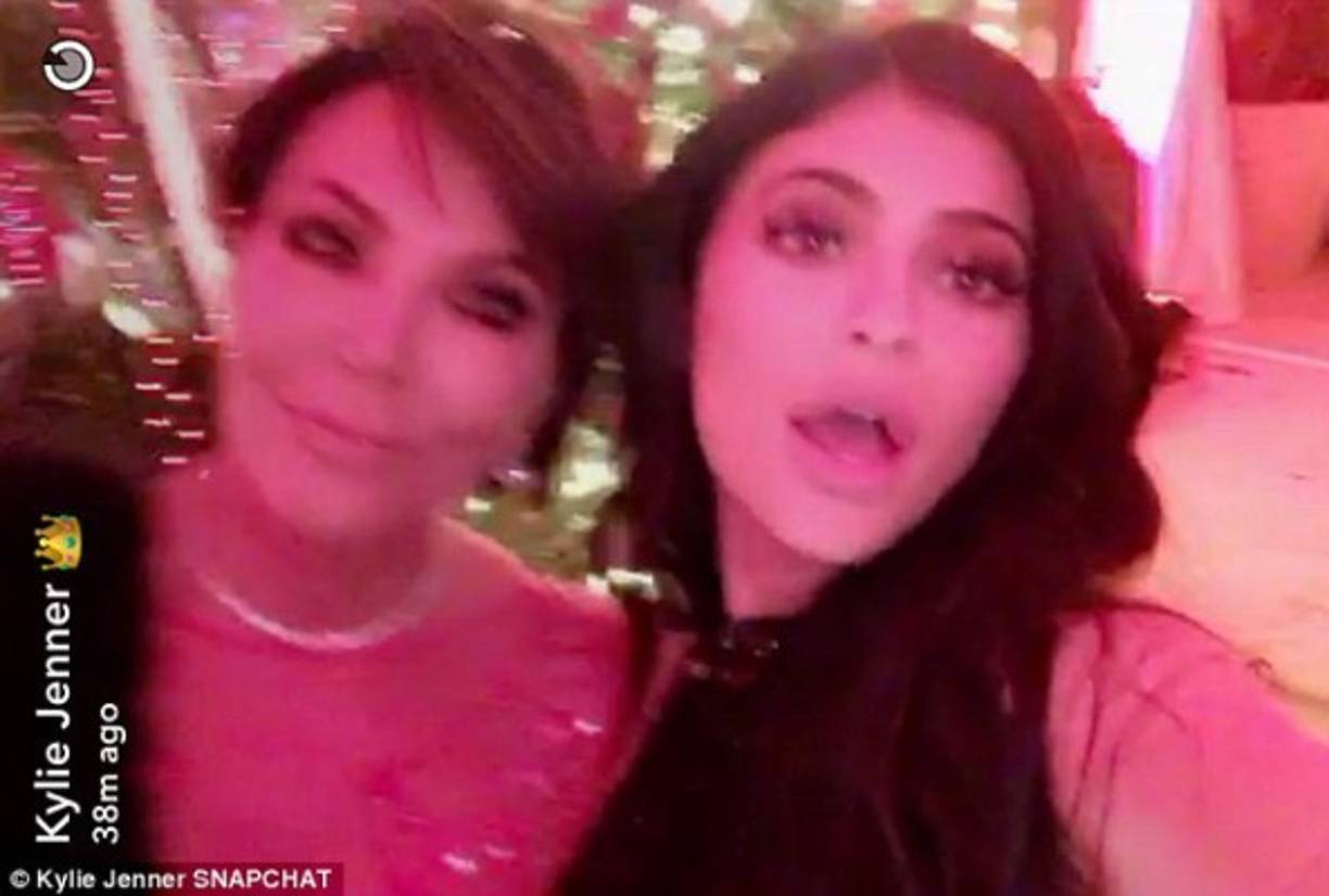 Kylie con su mamá Kris.