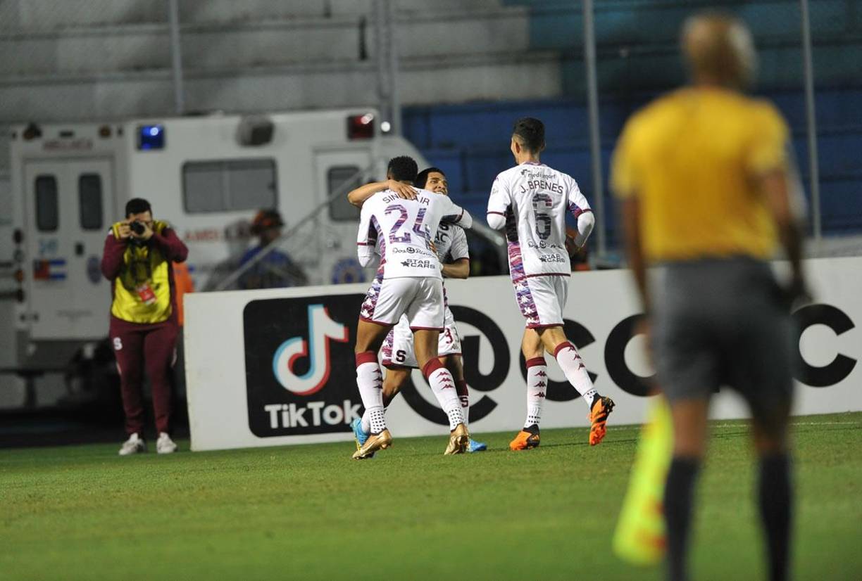 El extremo hondureño fue felicitado por sus compañeros tras el golazo.