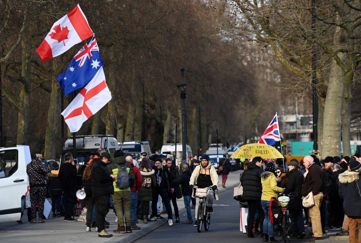 El manifiesto que circula por internet de uno de los grupos que ha organizado la protesta señala que el objetivo es la sustitución del Gobierno por otro no elegido en las urnas sino designado a dedo por el Senado, la gobernadora general del país, Mary Simon, que ejerce de jefa de Estado, y una junta de los manifestantes.
