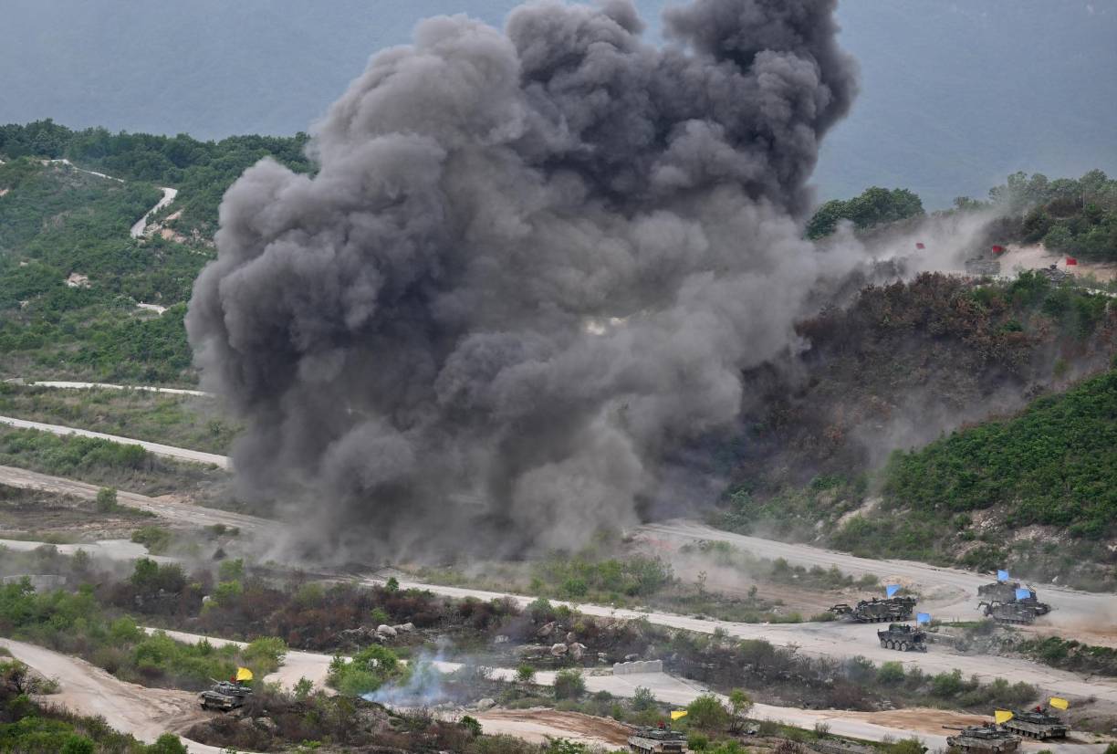 Los obuses de los K-9 autopropulsados son lanzados hacia el extremo más alejado del campo de entrenamiento y el tremendo ruido y vibración de los impactos tarda unos pocos segundos en llegar hasta el público y zarandearlo.