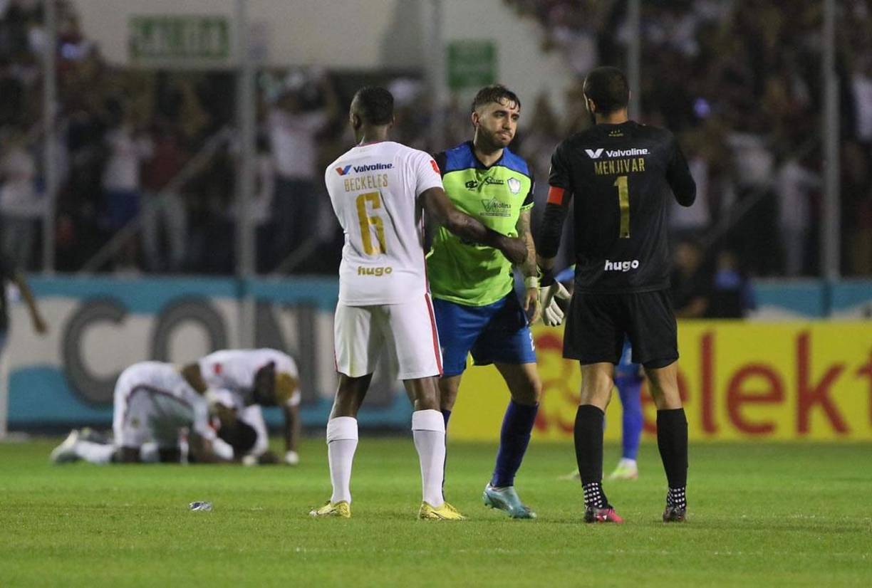 Brayan Beckeles y Edrick Menjívar saludando a Agustín Auzmendi al final del partido.