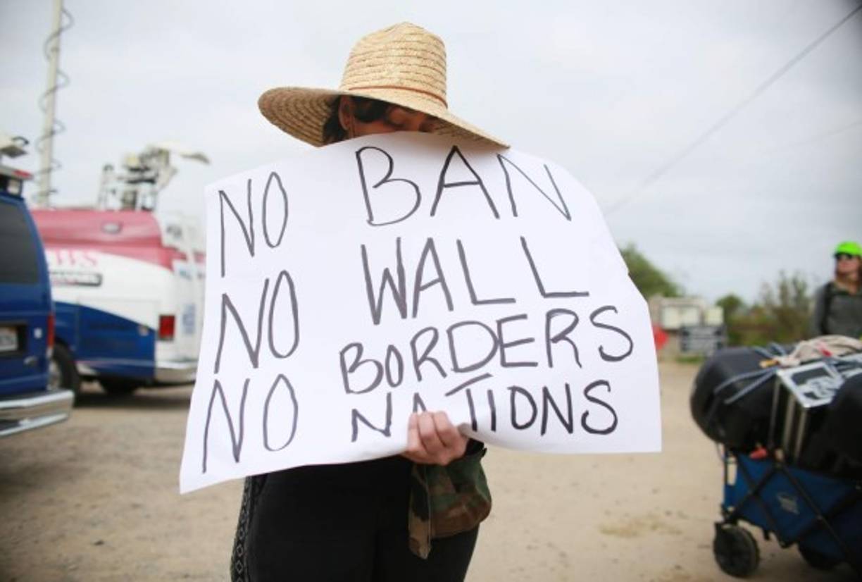 Estados Unidos ha amenazado con arrestar a los migrantes centroamericanos si intentan colarse desde la frontera entre Estados Unidos y México donde se han reunido.