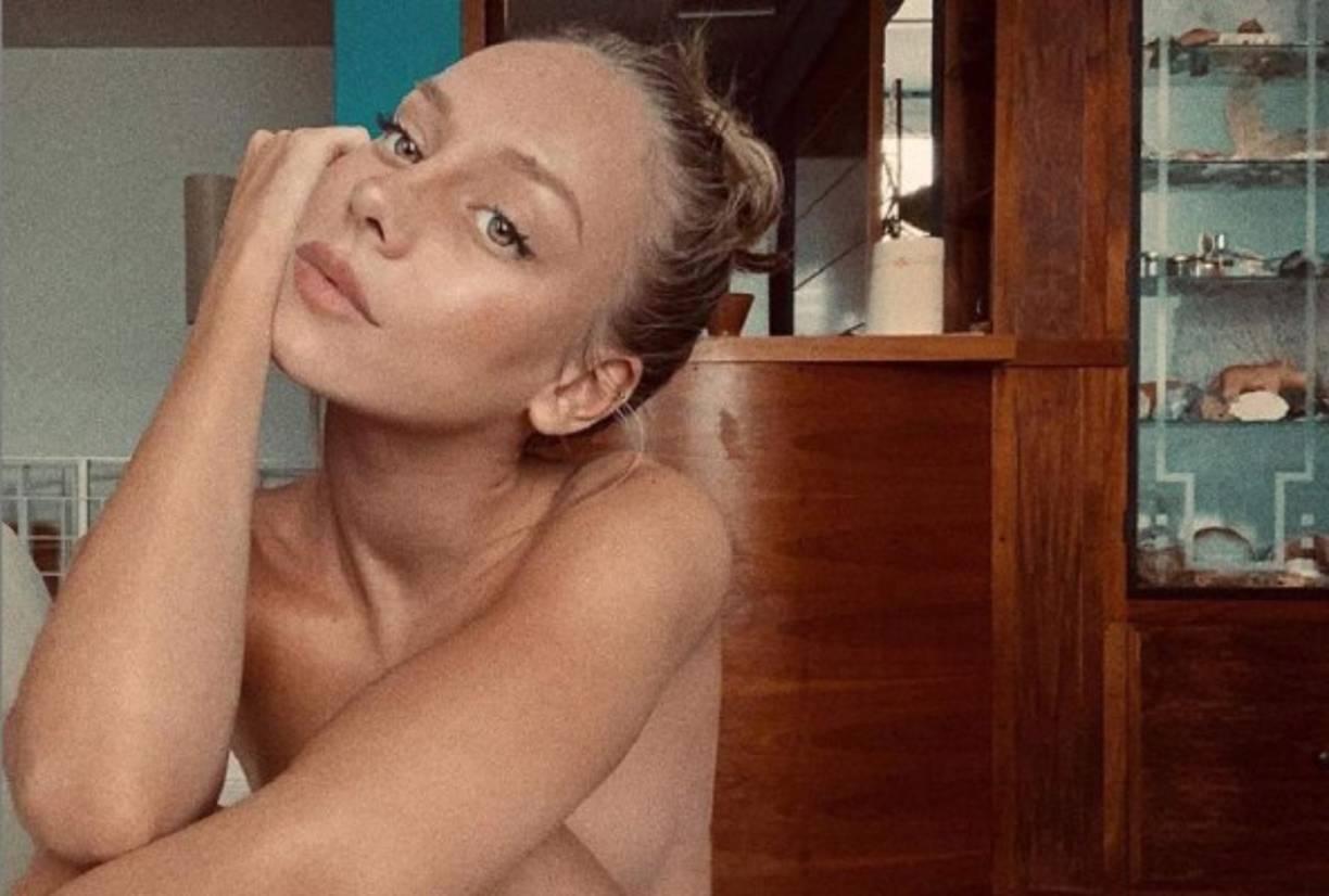 Esta no es la primera ocasión con la que Ester roba suspiros a más de uno, pues en mayo publicó una imagen topless que rápidamente alcanzó más 8 millones de me gusta.