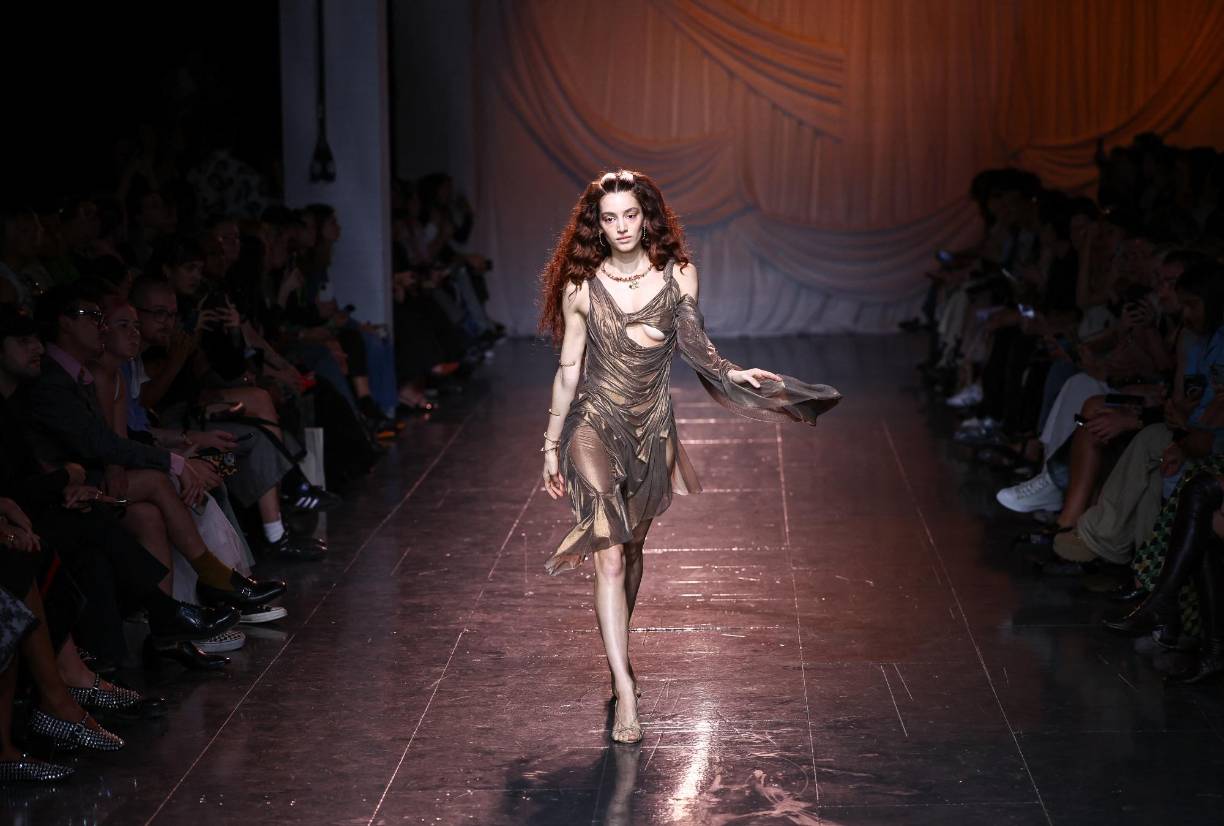 Entre los 80 diseñadores, hay 20 jóvenes promesas, como la griega Di Petsa.Esta modista presentó el viernes por la tarde su colección en un desfile concebido como un homenaje a Venus, la diosa romana del amor, la belleza y la seducción.