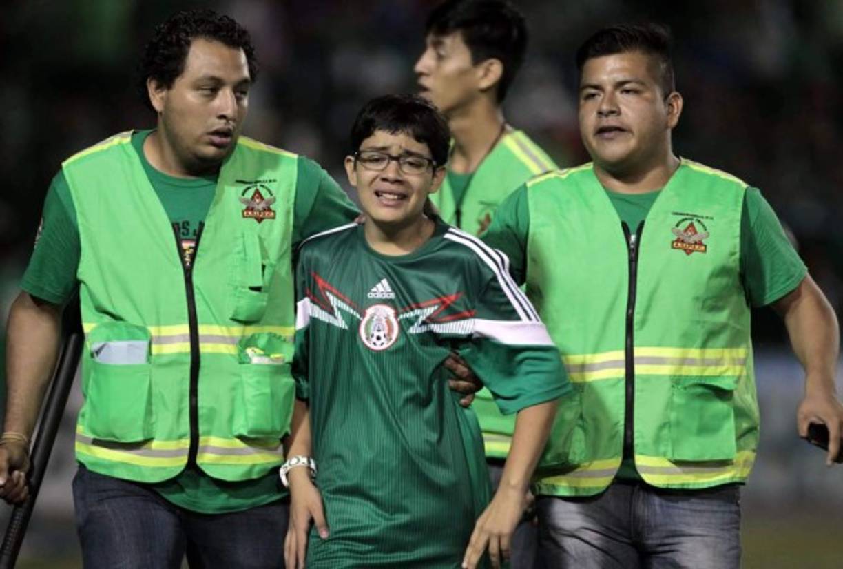 El hincha azteca salió triste del campo al no conseguir la firma de Ochoa.