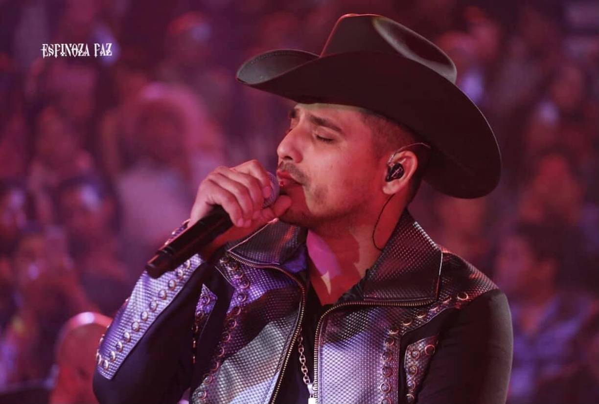 8. Siempre fiel a su estilo y forma de vida, Espinoza Paz, pasó de ser el artista del momento en 2008, a alejarse de los escenarios para emprender una nueva etapa como productor de otros artistas en Colombia. En una entrevista con “El gordo y la flaca”, expresó: “Disfruto solamente lo que tengo, de lo que no tengo, no sufro por ello”. En la misma línea, agregó: “Así como cuando estuve muy presente fue muy bonito, ahora que no he estado tanto también ha sido muy lindo, porque uno debe de gozar y disfrutar con lo que tengas al alcance”.