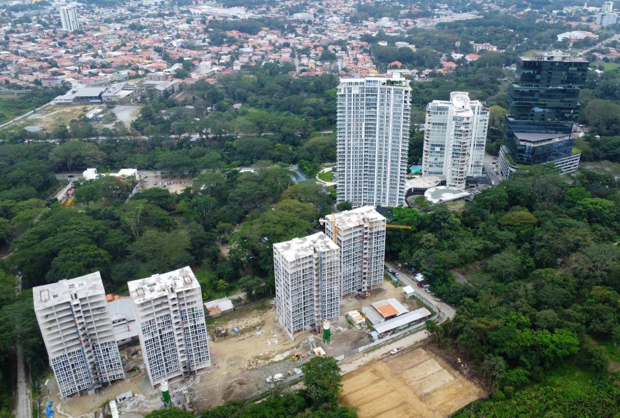 Desde finales de 2023 a la fecha se habla de al menos 15 nuevos proyectos verticales, unos en papel y otros ya a nivel de construcción. En el sector de Rancho El Coco se construye Panorama 3, un complejo que lo integran cuatro torres cada una, de 15 niveles.