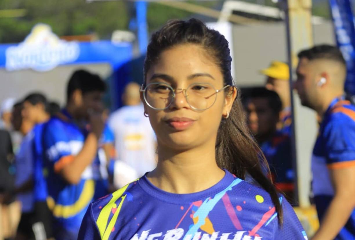 Antes del pitazo inicial, los participantes realizaron ejercicios de calentamientos bajo la instructora oficial Sandra di Palma.