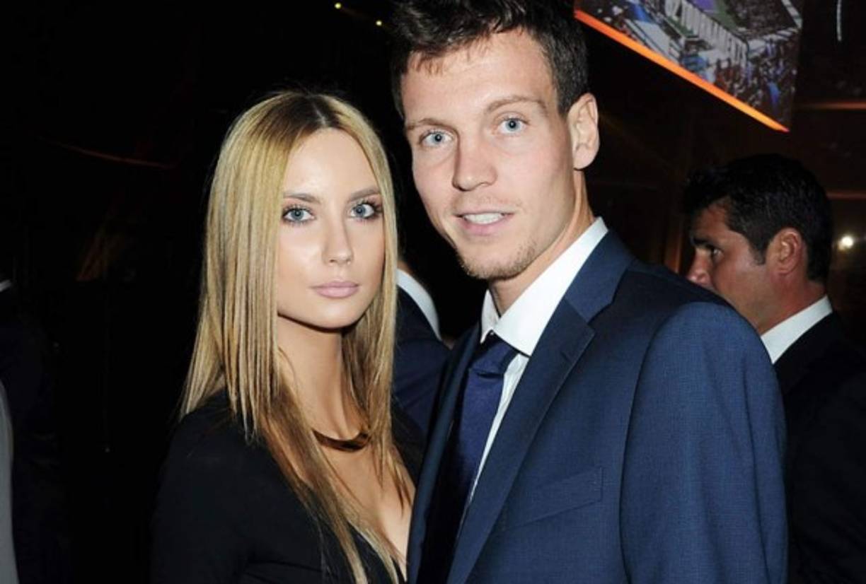 Ester Satorova acompaña a Berdych en las pistas y en los eventos.