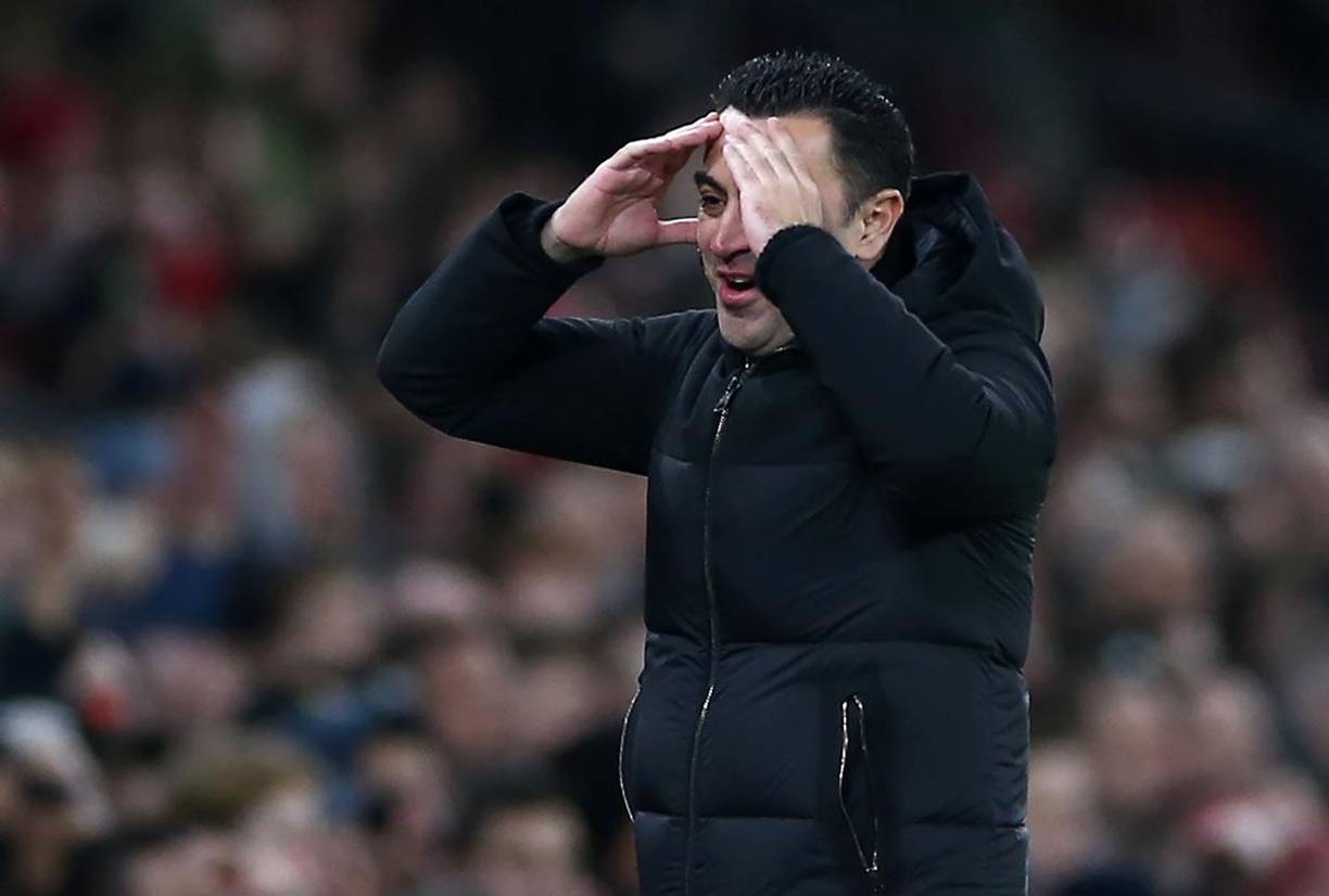 Xavi Hernández ríe incrédulo por una decisión del árbitro del partido.