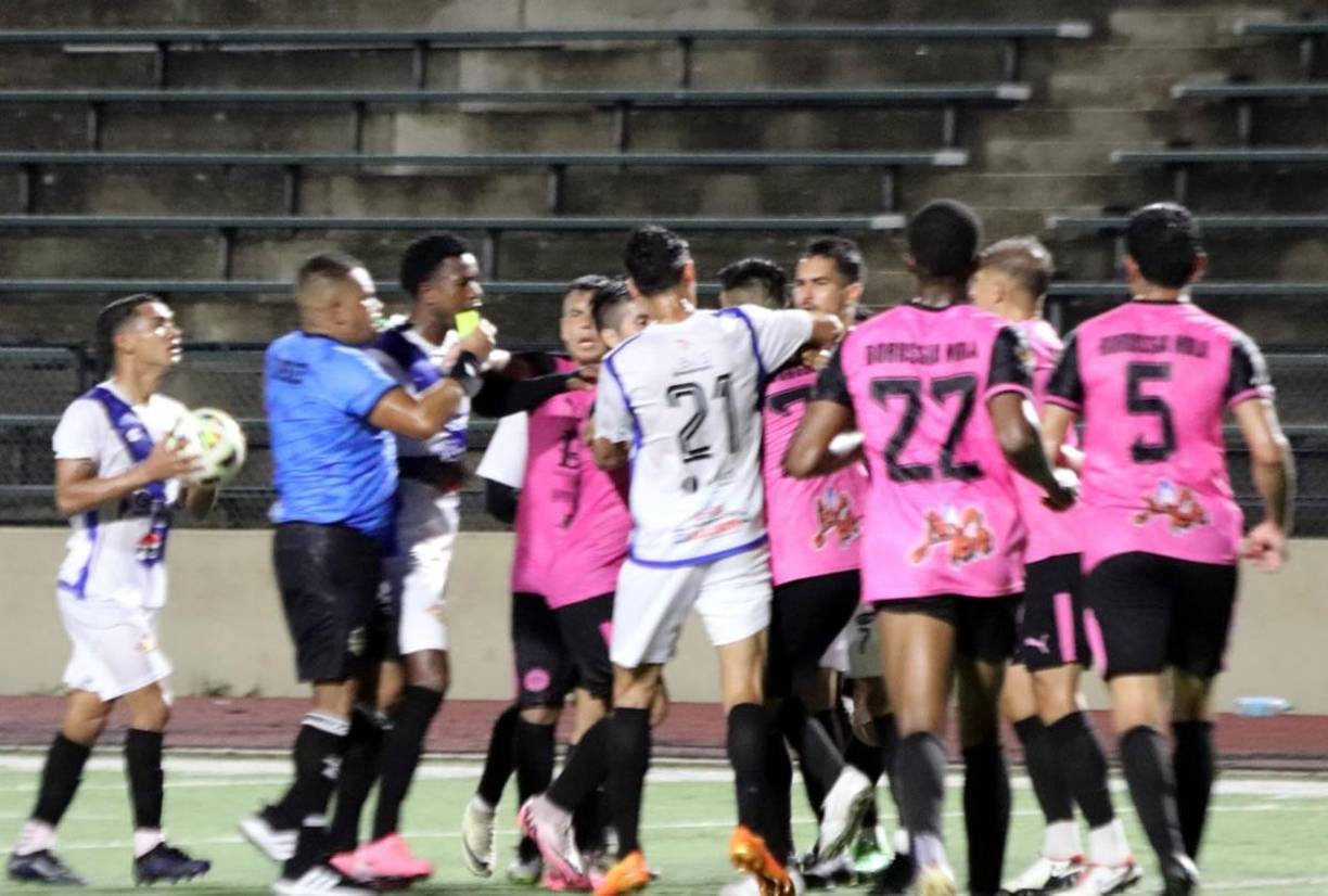 Así fue la pelea que protagonizaron jugadores del Génesis de Comayagua contra el Borussia Nola.
