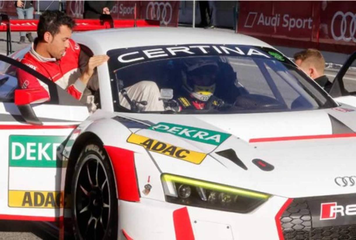 Sergio Busquets, subiéndose a un Audi R8 de competición