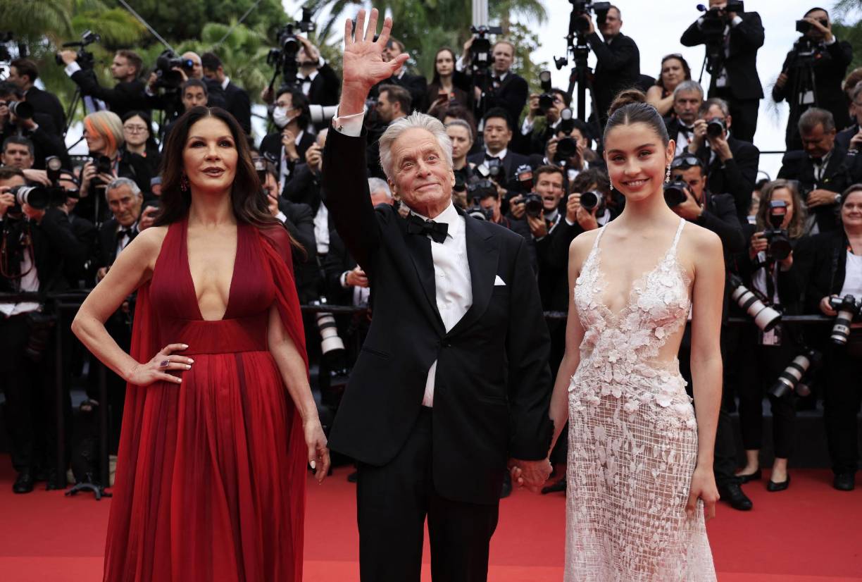 El actor Michael Douglas, merecedor de la Palma de Oro honorífica, llegó con su esposa, la actriz Catherine Zeta-Jones, y su hija, Carys Zeta Douglas.
